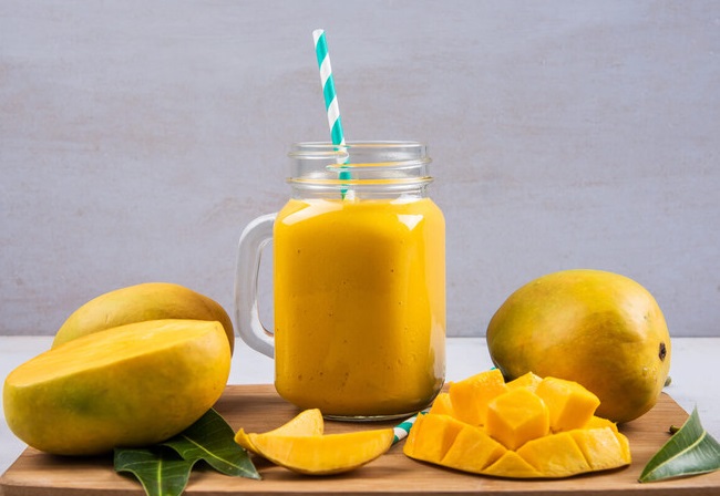 Sinh tố và chè xoài là hai món ăn có hương vị rất tuyệt vời Sinh tố và chè xoài là hai món ăn có hương vị rất tuyệt vời